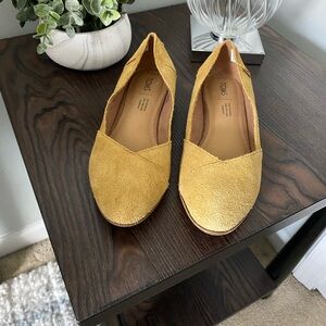 Tom Yellow suede flats